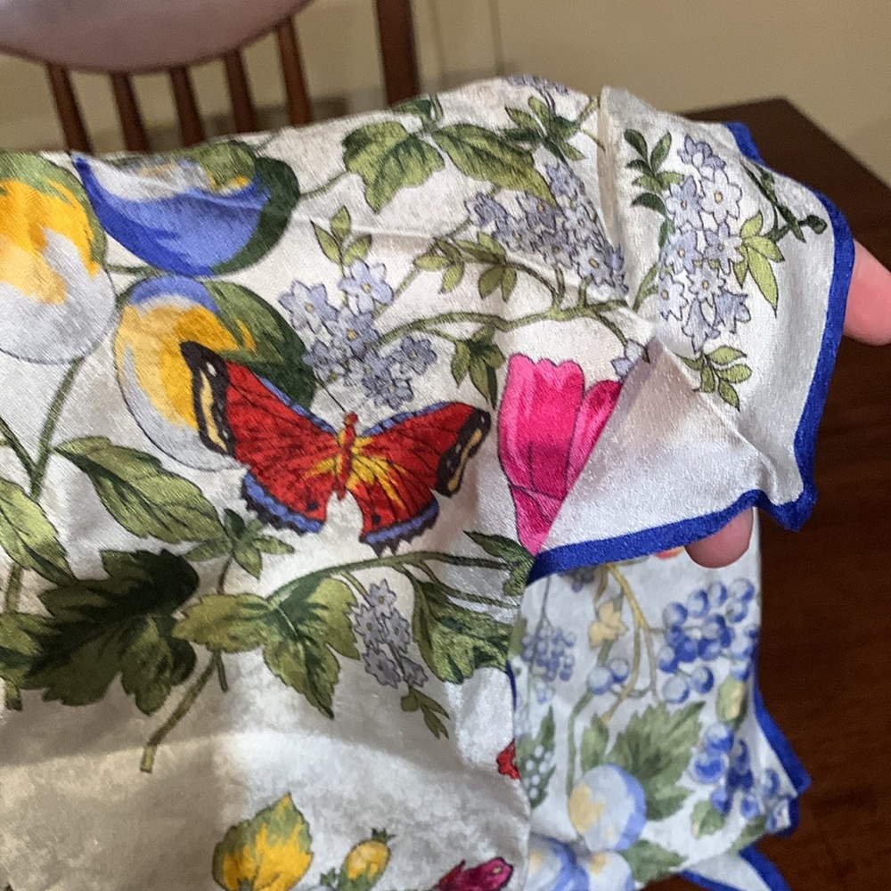 Absolutely gorgeous brand new 100% pure silk authentic Jim Thompson scarf